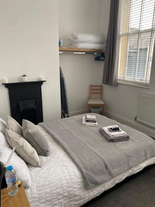 Town Centre Modern 2 Bed Apartment