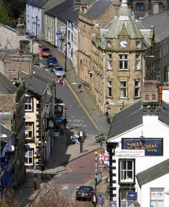 Town Centre Modern 2 Bed Apartment *