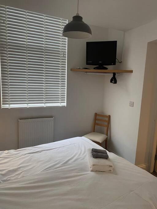 Town Centre Modern 2 Bed Apartment