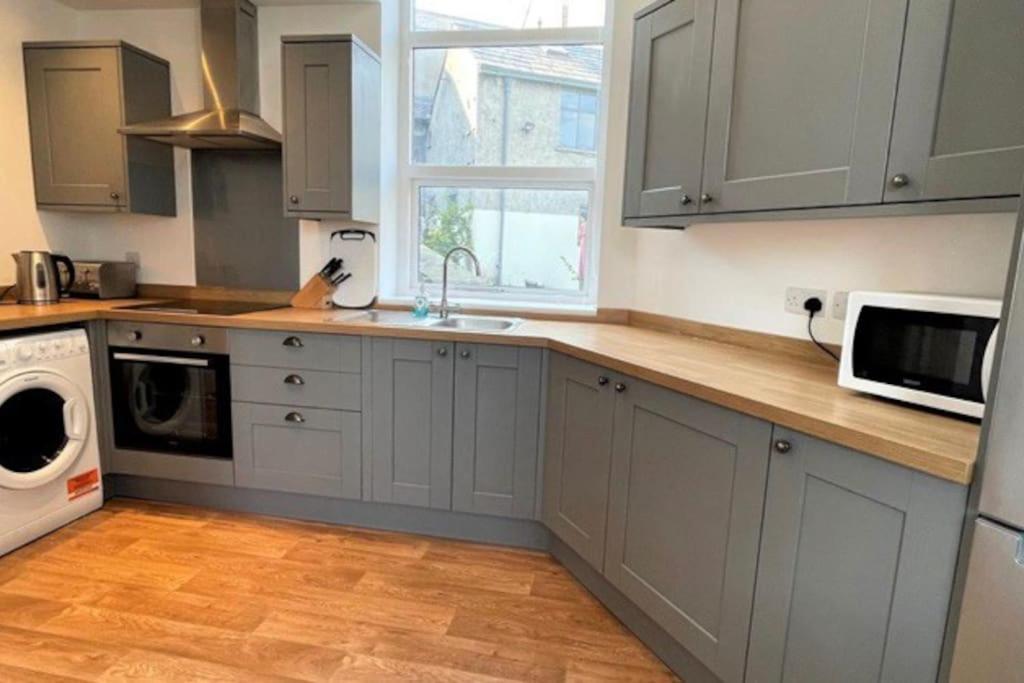 Town Centre Modern 2 Bed Apartment